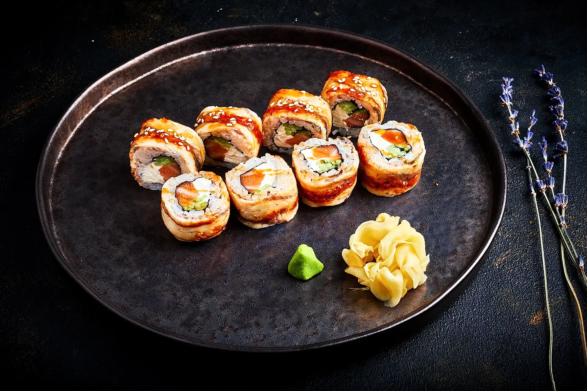 Ролл Канадский с лососем и сливочным сыром